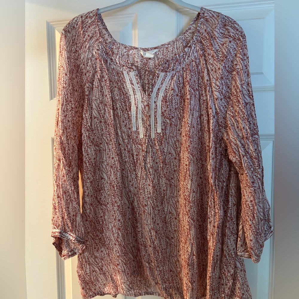 Caslon XL Red and White Floral Tunic Blouse with Lace Detail on Neckline